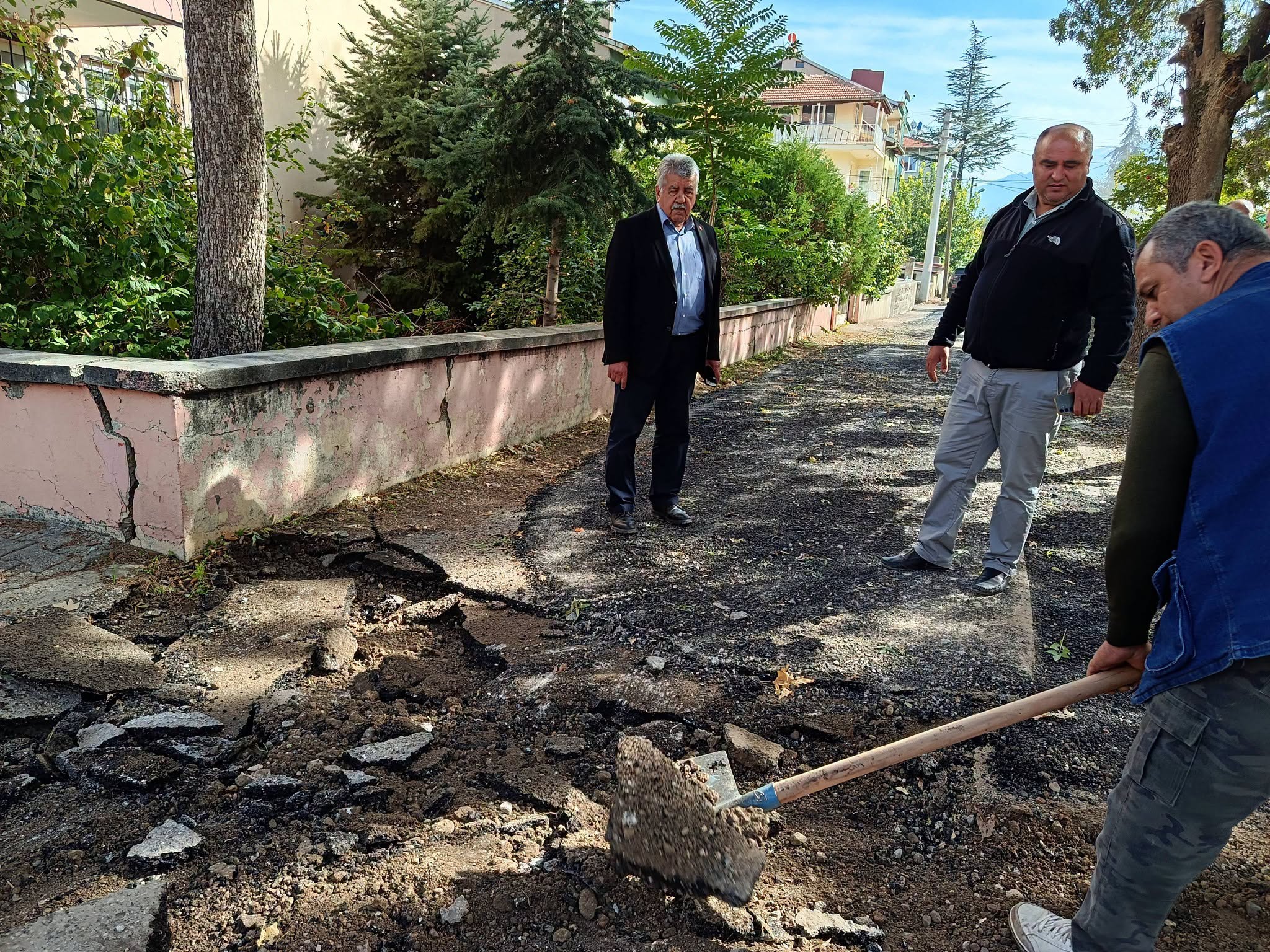 Hamidiye Mahallesi’nde Sıcak Asfalt Çalışmaları Devam Ediyor